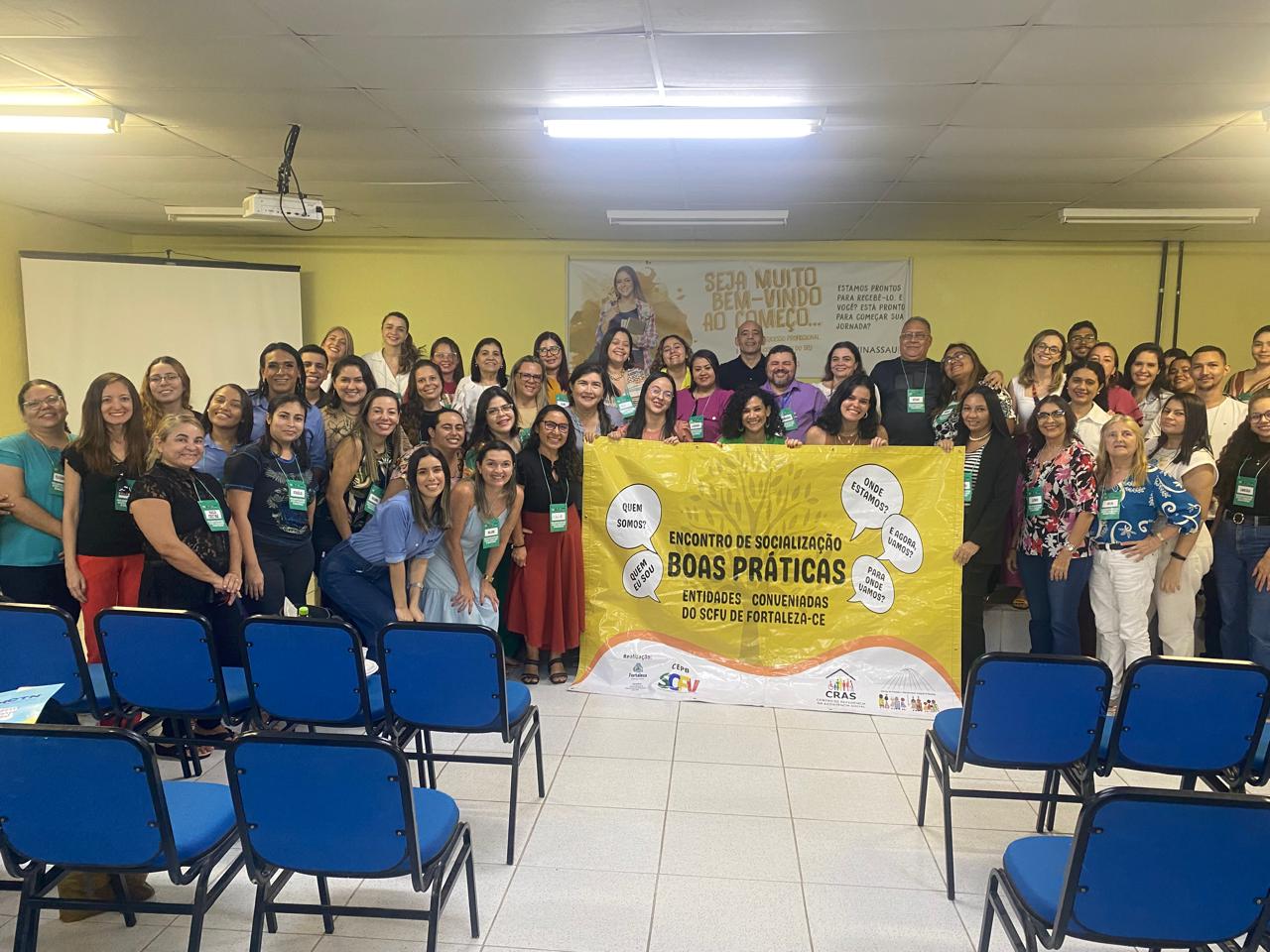 grupo de pessoas posa para a foto